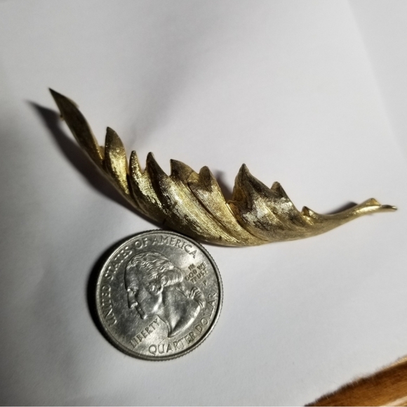 Vintage Ledo 1961 feather brooch pin gold tone leaf - Picture 12 of 12